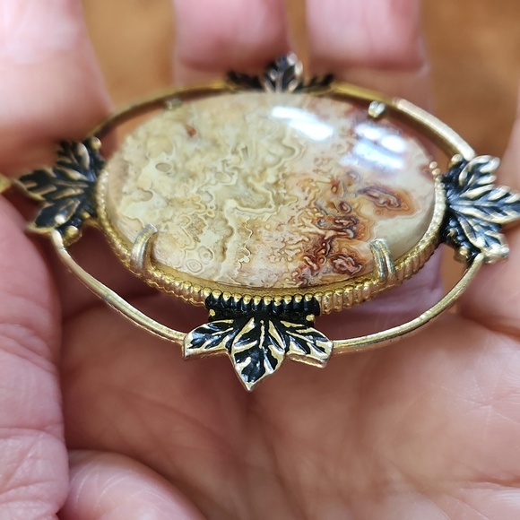 Elegant Gold and Black Pendant Necklace - Picture 9 of 13